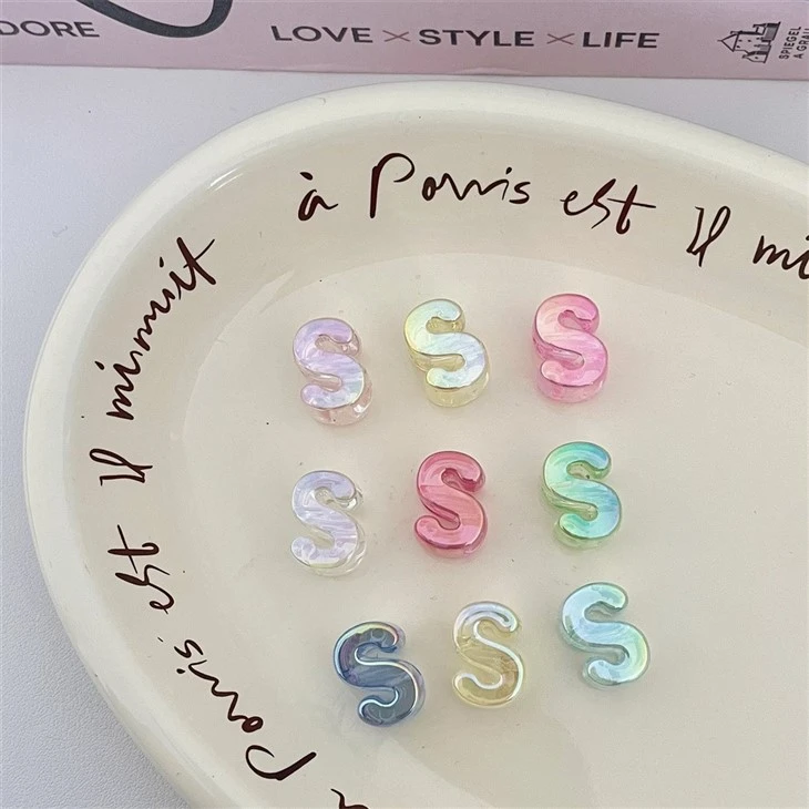 UV Iridescent Large Hole 26 Letters Plastic Beads (Loose Beads) factory